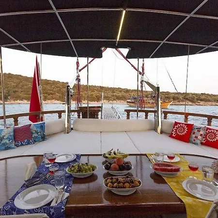 Úszó hotel Saracoglu Vip