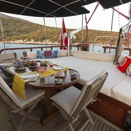 Úszó hotel Saracoglu Vip